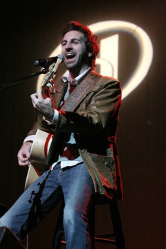 Folk singer Josh Kelley is no bad golfer - he played on a scholarship at Ole Miss before his music career took off.