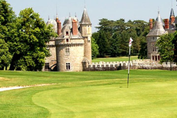 The 18th at La Bretesche finishes the round in front of the fairytale chateau. 