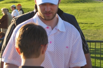 Justin Timberlake talks to a young fan at the Bob Hope Chrysler Classic.